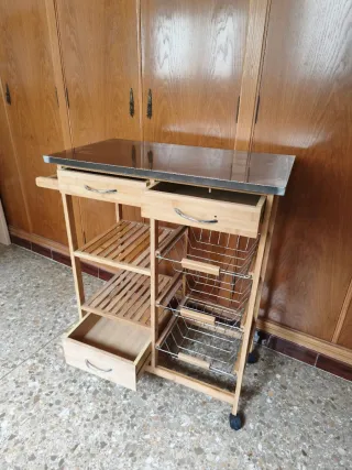 Mueble auxiliar cocina de madera con ruedas.