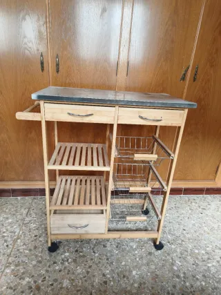 Mueble auxiliar cocina de madera con ruedas.