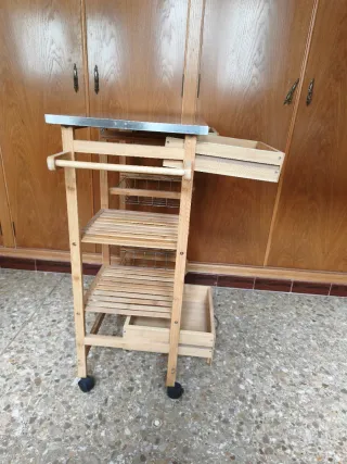 Mueble auxiliar cocina de madera con ruedas.