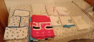 Cuna de madera con tulipán decorativo