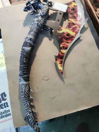 Hacha decorativa dragón y llamas