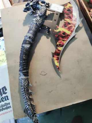 Hacha decorativa dragón y llamas