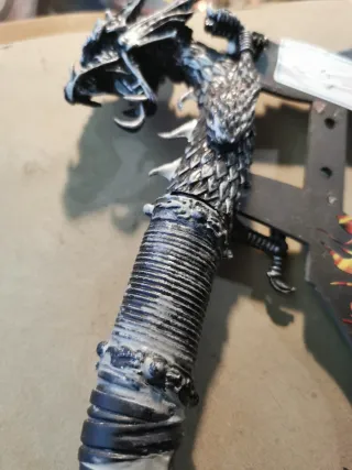 Hacha decorativa dragón y llamas