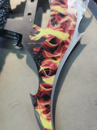 Hacha decorativa dragón y llamas