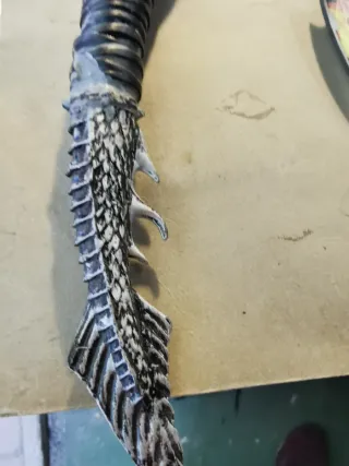 Hacha decorativa dragón y llamas