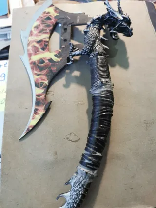 Hacha decorativa dragón y llamas