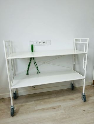 Estantería metálica con ruedas