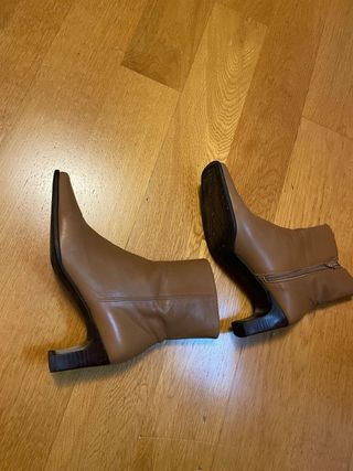 OPORTUNIDAD Botines de piel marrones.
