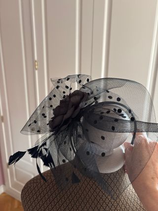 Tocado negro con flor y plumas