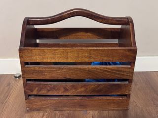 Revistero de madera con asa