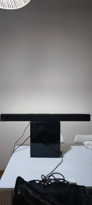 Barra de sonido y Subwoofer negro. Marca: Samsung