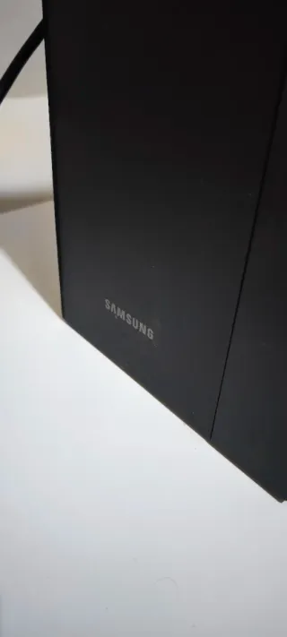 Barra de sonido y Subwoofer negro. Marca: Samsung