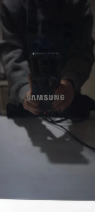 Barra de sonido y Subwoofer negro. Marca: Samsung