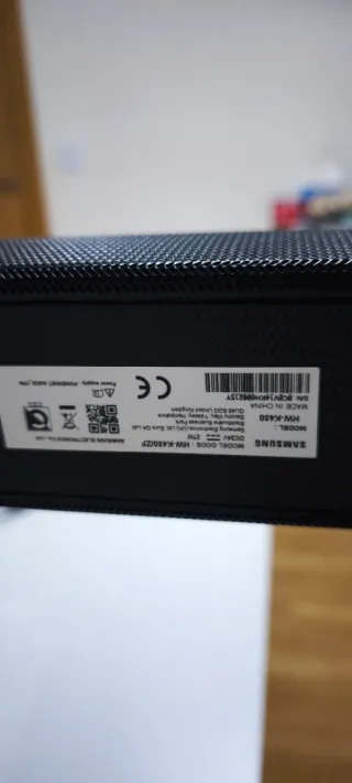Barra de sonido y Subwoofer negro. Marca: Samsung