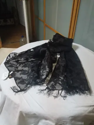 Fular negro con flecos