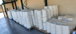 Cubos de plástico blancos con tapa