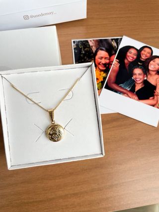Collar relicario dorado con fotos