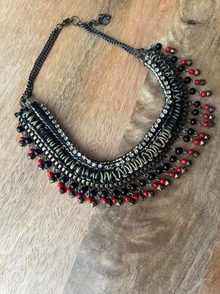 Collar Stradivarius negro y rojo