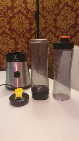 Batidora Electrolux con botellas