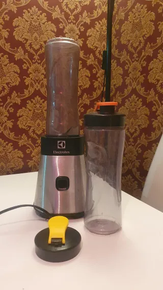 Batidora Electrolux con botellas