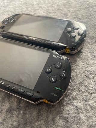 2 PSP Sony Negras con juegos y cargador