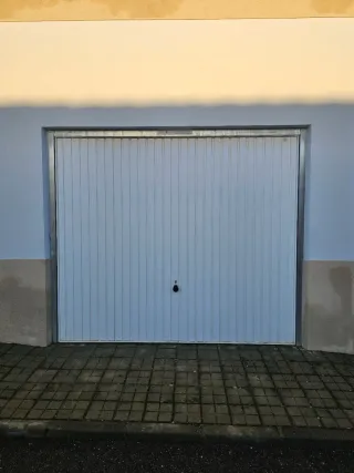 Puerta de cochera basculante blanca