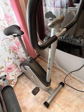 Bicicleta Estática Gris y Negra