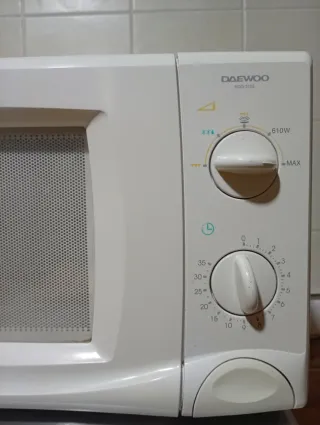 Microondas Daewoo 610W con grill incorporado.
