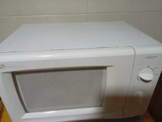 Microondas Daewoo 610W con grill incorporado.