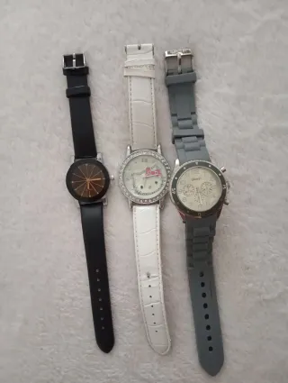 Pack de joyitas y relojes varios.