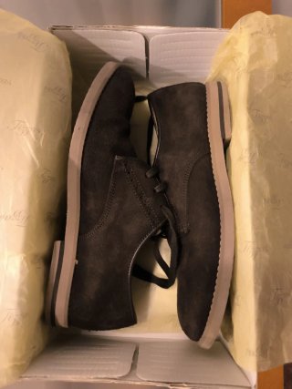 Zapatos de ante marrones.