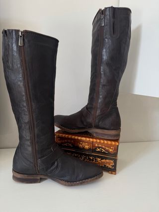 Stivali alti in vera pelle marrone