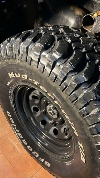 Juego Llantas y Neumáticos 4x4