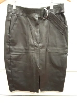 Falda de cuero negra con cinturón