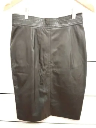 Falda de cuero negra con cinturón