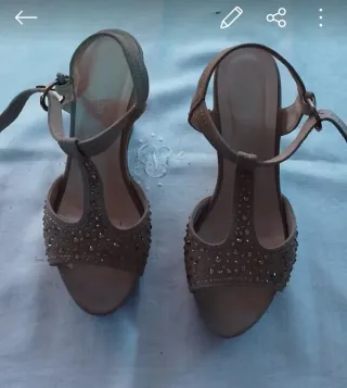 sandalias beige y doradas