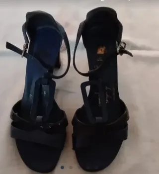 sandalias beige y doradas