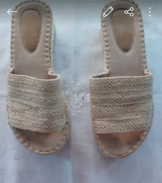 sandalias beige y doradas