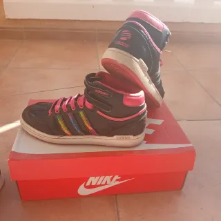 Botas Adidas altas negras y rosas