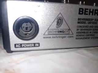 Mesa de Mezclas Behringer UB1202