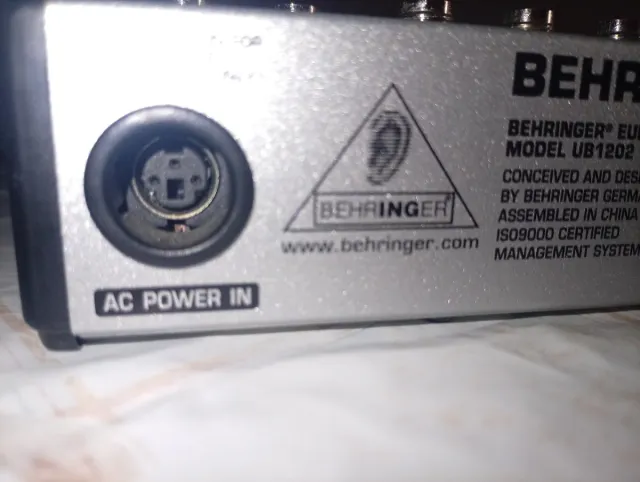 Mesa de Mezclas Behringer UB1202