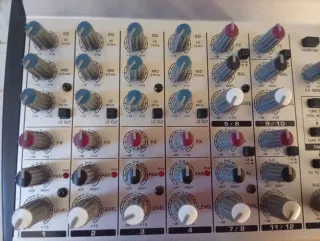 Mesa de Mezclas Behringer UB1202