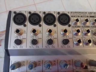 Mesa de Mezclas Behringer UB1202