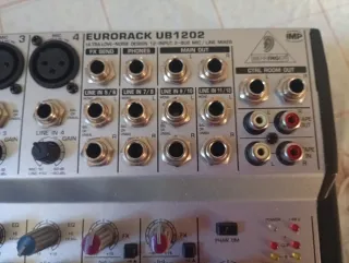 Mesa de Mezclas Behringer UB1202