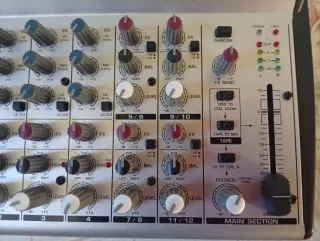 Mesa de Mezclas Behringer UB1202