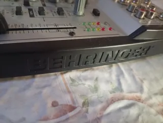 Mesa de Mezclas Behringer UB1202