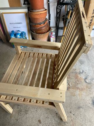 Sillones de madera hechos a mano.