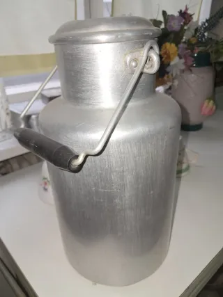 Lechera antigua de aluminio