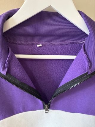 Sudadera oversize morada y blanca