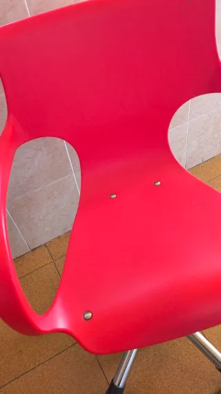 Silla de escritorio roja con base metálica